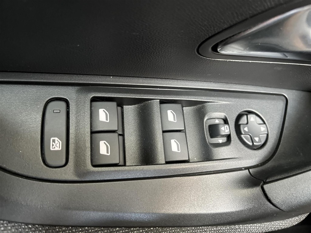 Peugeot e-2008 EL Style 156HK 5d Aut. - Image 20