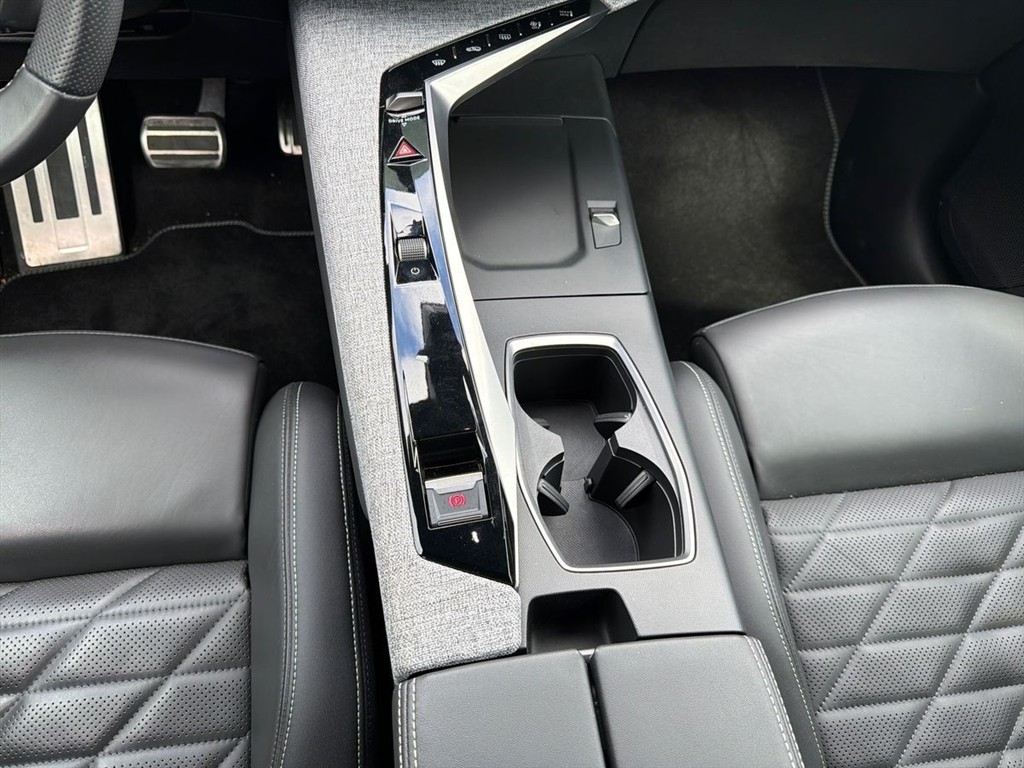 Peugeot e-3008 EL GT Pack 210HK 5d Aut. - Image 11