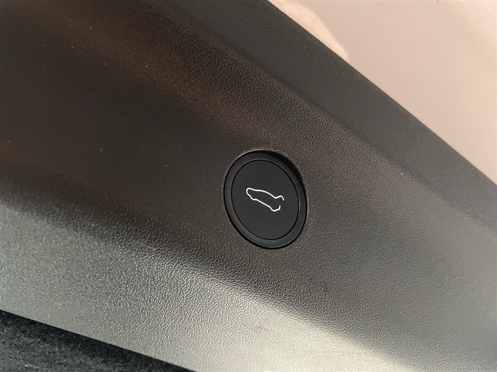 Tesla Model Y EL Long Range AWD 514HK 5d Aut. - Image 9