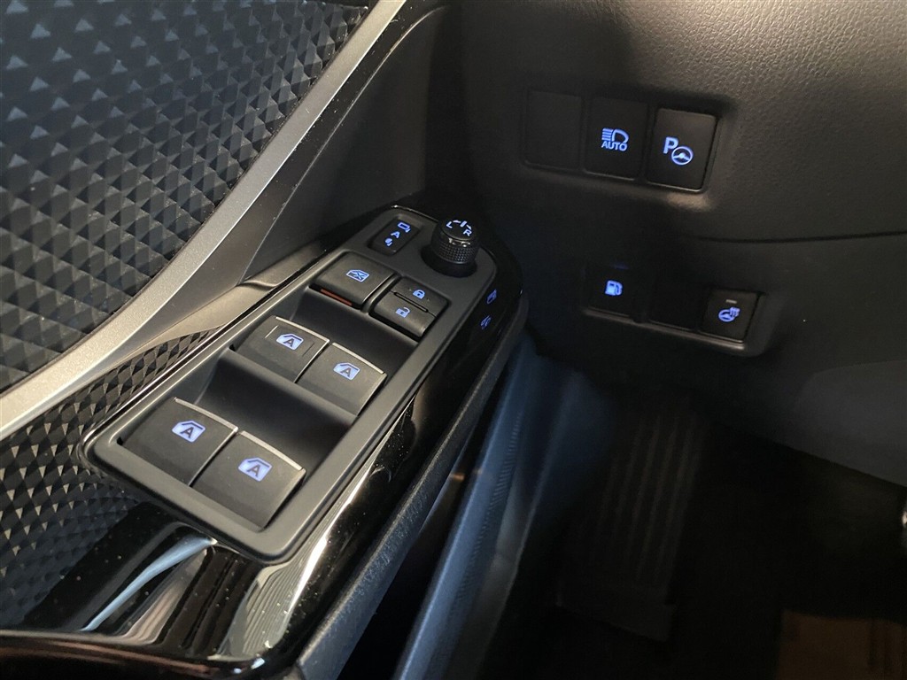 Toyota C-HR 1,8 Hybrid C-LUB Premium Selected Bi-tone Multidrive S 122HK 5d Aut. - Image 18