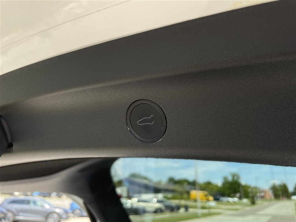 Tesla Model Y EL Long Range AWD 514HK 5d Aut. - Image 17