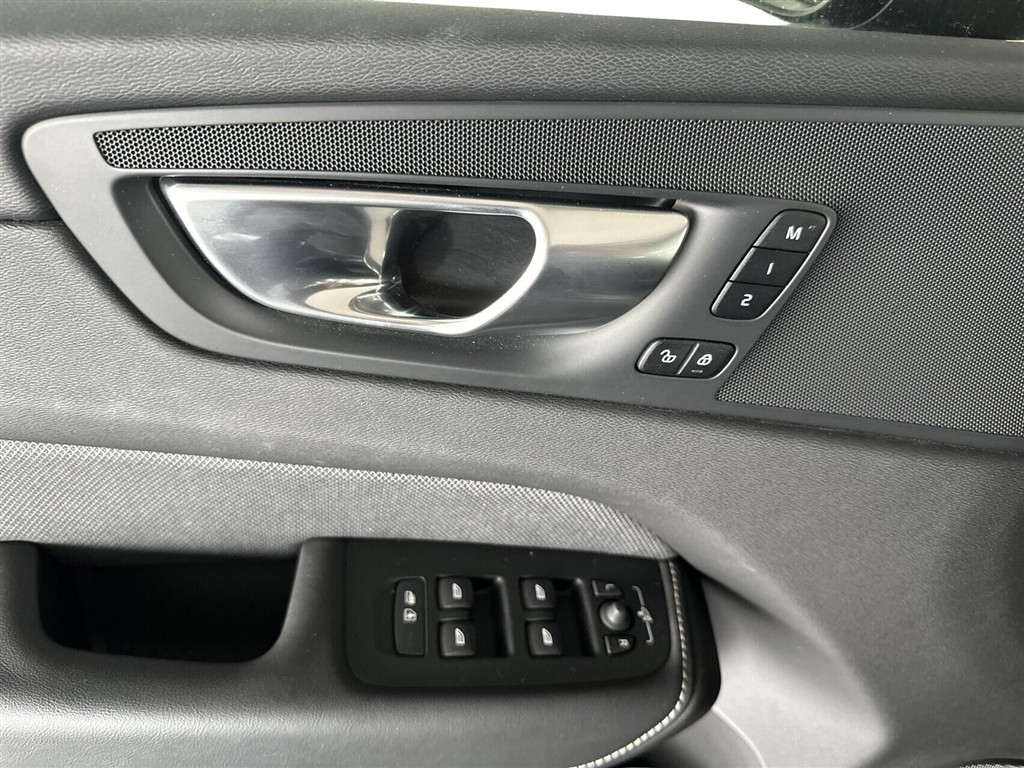 Volvo XC60 2,0 T6 Recharge Plugin-hybrid Plus AWD 350HK 5d 8g Aut. - Image 9