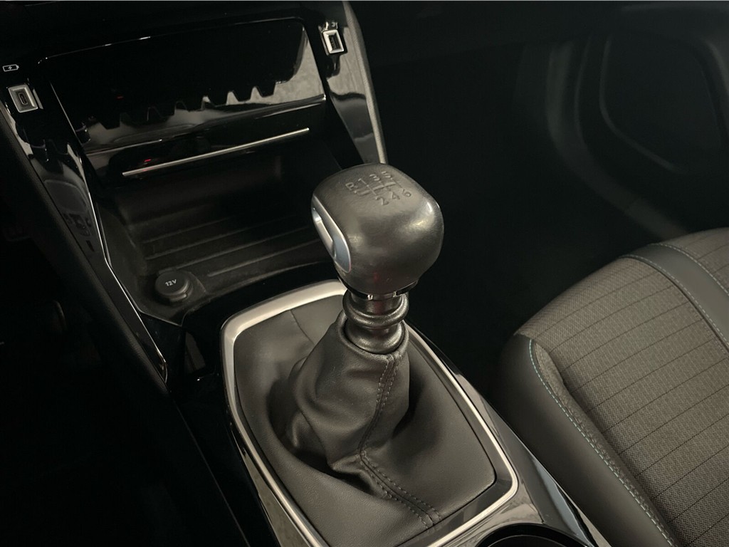 Peugeot 2008 1,2 PureTech Platin Sport 130HK 5d - Image 12