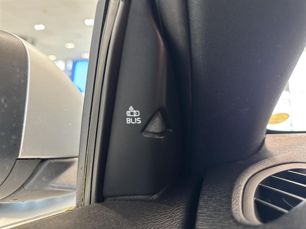 Volvo V40 2,0 T4 R-design 190HK 5d 6g Aut. - Image 9