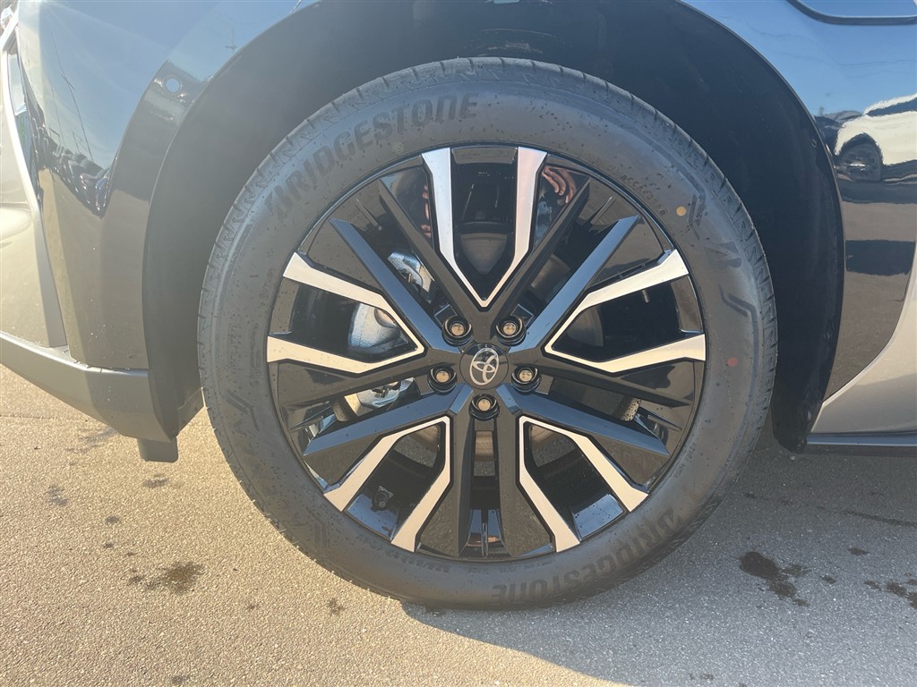 Toyota BZ4X EL Executive Panorama Bitone 224HK 5d Aut. - Image 9
