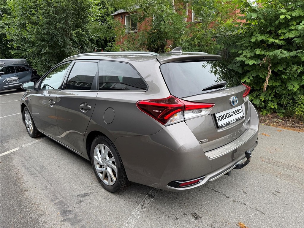 Toyota Auris Touring Sports 1,8 Hybrid H2 Comfort Safety Sense 136HK Stc Aut. - Image 2