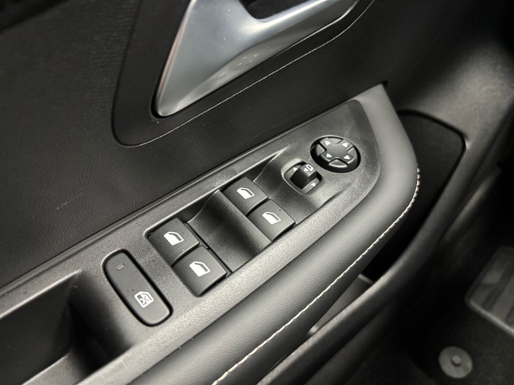 Peugeot e-208 EL Allure 156HK 5d Aut. - Image 10