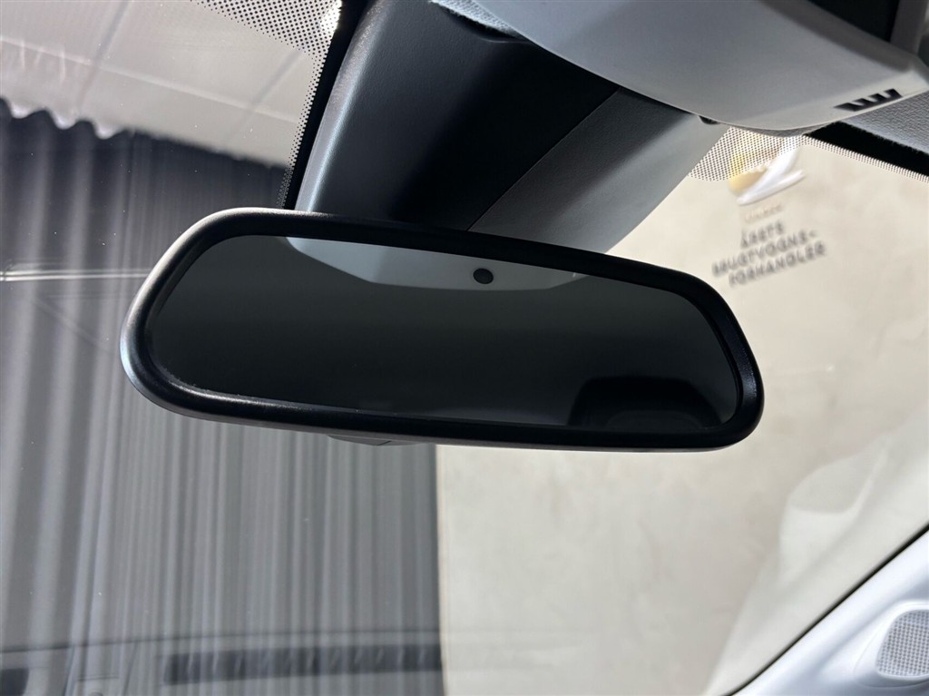Peugeot e-208 EL Allure 156HK 5d Aut. - Image 24