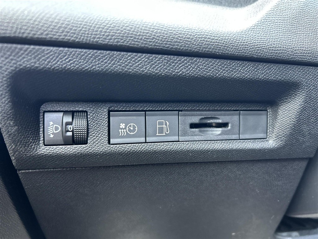Peugeot 308 1,6 Plugin-hybrid First Selection EAT8 180HK 5d 8g Aut. - Image 13