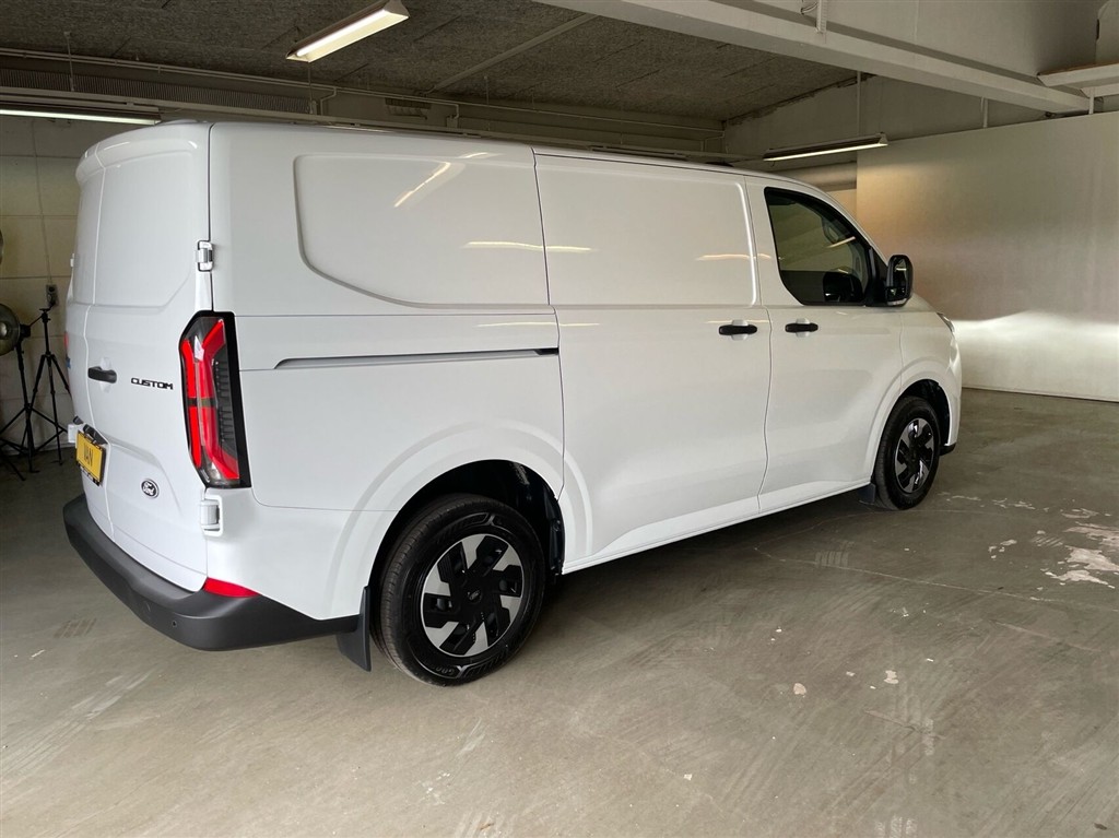 Ford E-Transit Custom 320 L1H1 EL Trend 136HK Van Aut. - Image 6