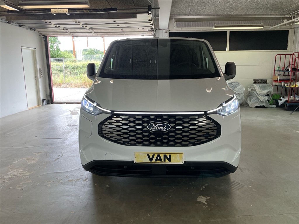 Ford E-Transit Custom 320 L1H1 EL Trend 136HK Van Aut. - Image 2
