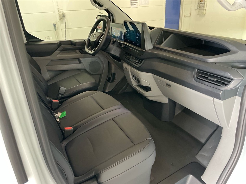 Ford E-Transit Custom 320 L1H1 EL Trend 136HK Van Aut. - Image 13