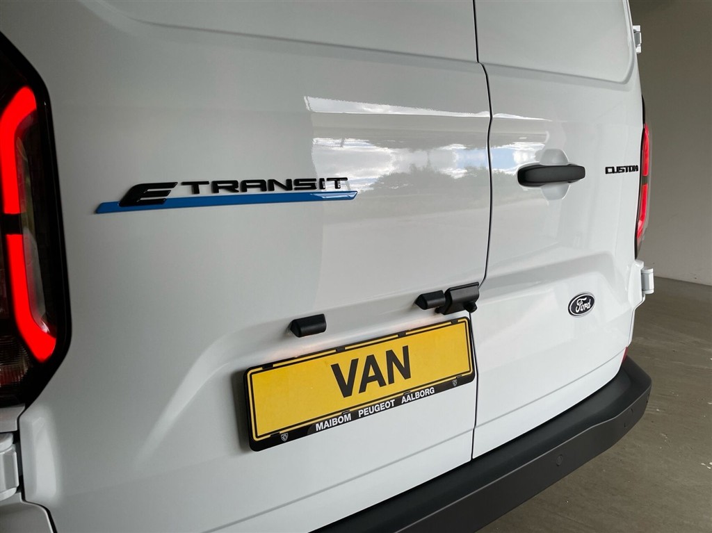 Ford E-Transit Custom 320 L1H1 EL Trend 136HK Van Aut. - Image 14