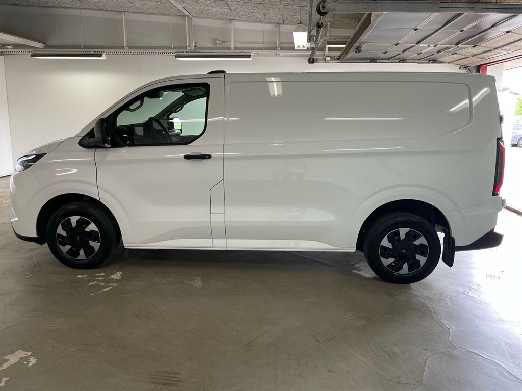 Ford E-Transit Custom 320 L1H1 EL Trend 136HK Van Aut. - Image 3