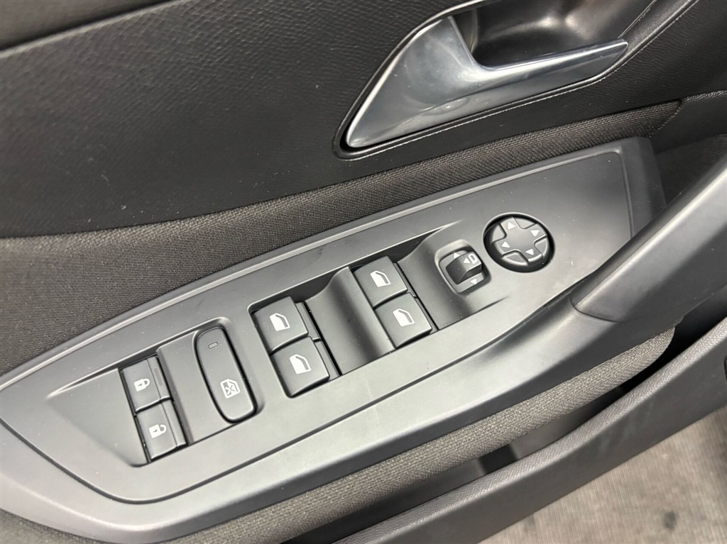 Peugeot e-308 SW EL Style 156HK Stc Aut. - Image 11
