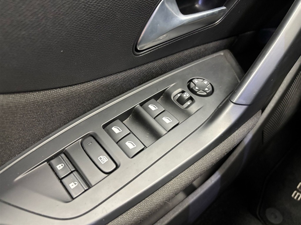 Peugeot e-308 EL Style 156HK Stc Aut. - Image 10