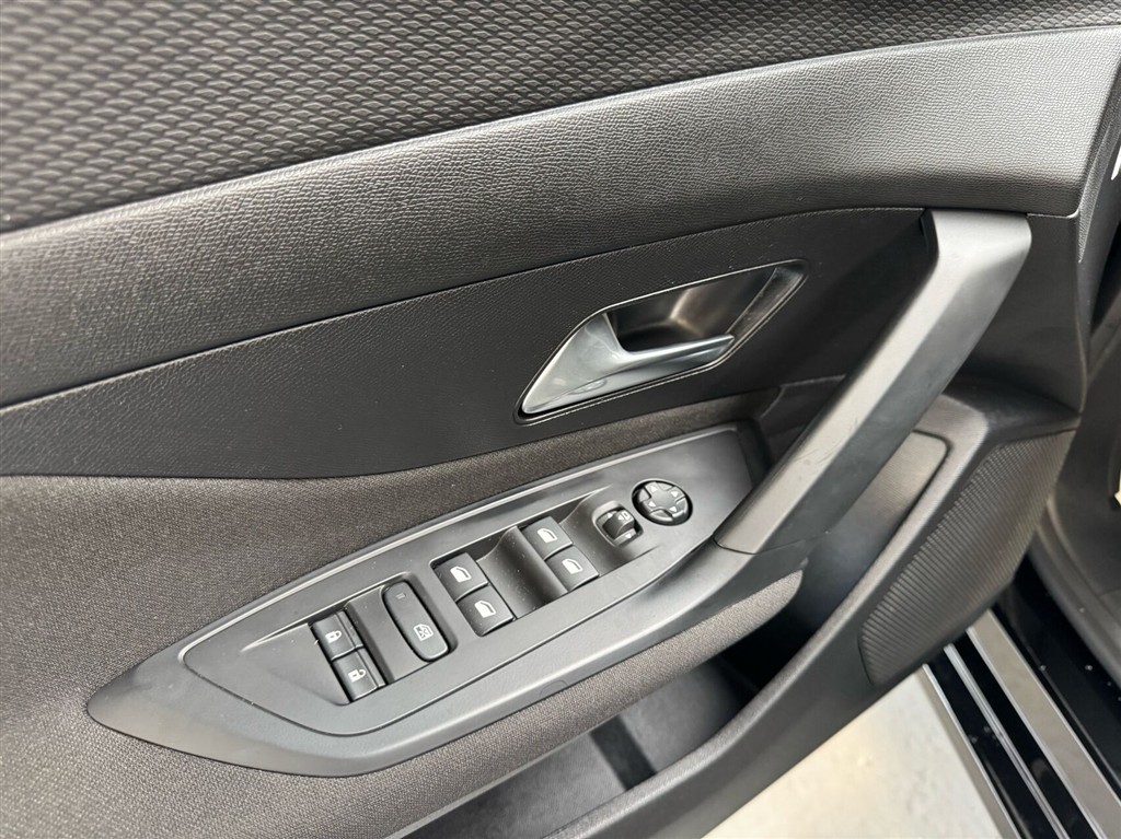 Peugeot e-308 EL Style 156HK 5d Aut. - Image 11