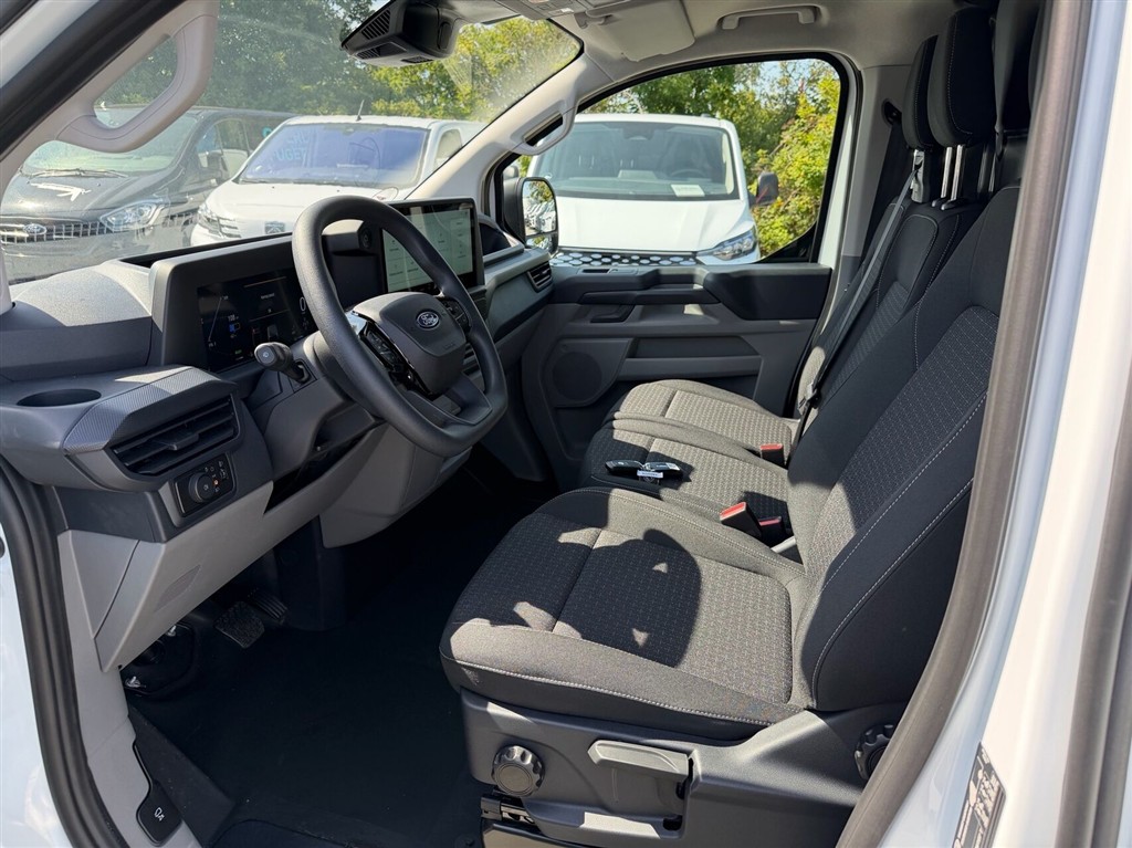 Ford E-Transit Custom 320 L1H1 EL Trend 136HK Van Aut. - Image 7