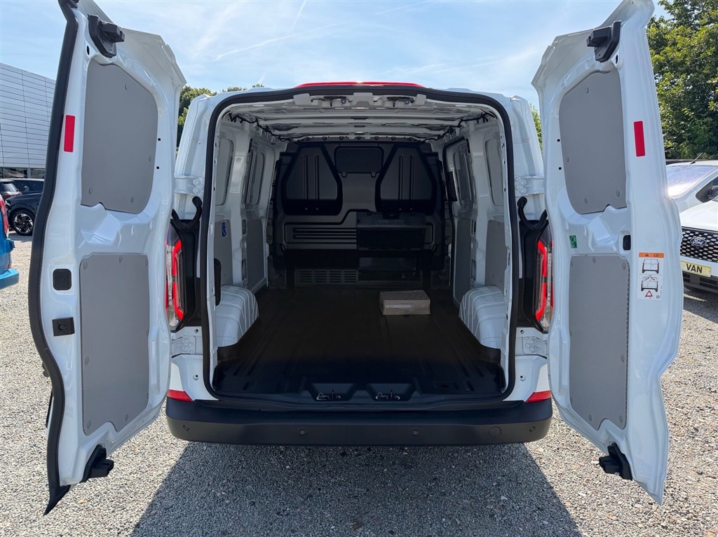 Ford E-Transit Custom 320 L1H1 EL Trend 136HK Van Aut. - Image 9