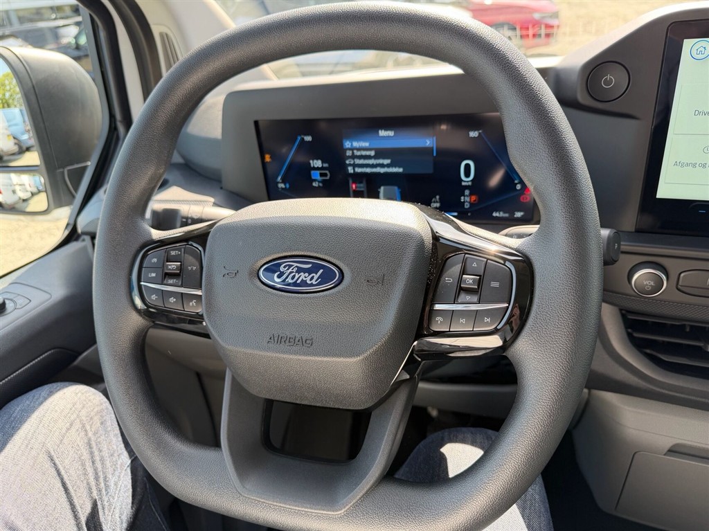 Ford E-Transit Custom 320 L1H1 EL Trend 136HK Van Aut. - Image 10