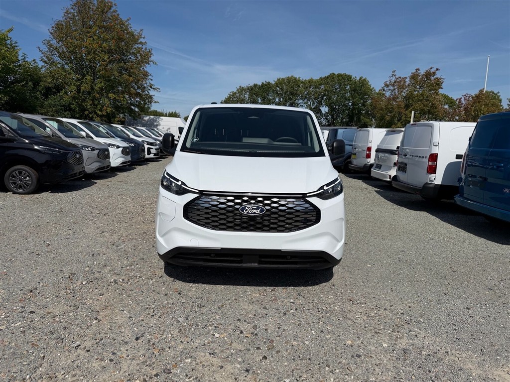 Ford E-Transit Custom 320 L1H1 EL Trend 136HK Van Aut. - Image 2