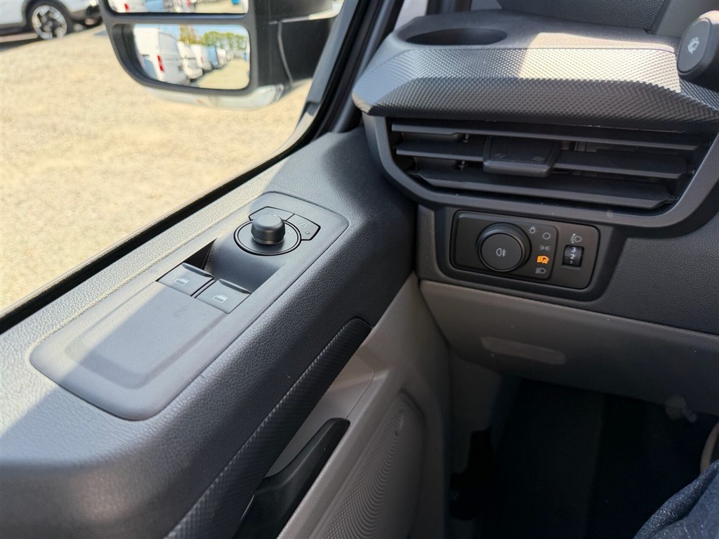 Ford E-Transit Custom 320 L1H1 EL Trend 136HK Van Aut. - Image 16