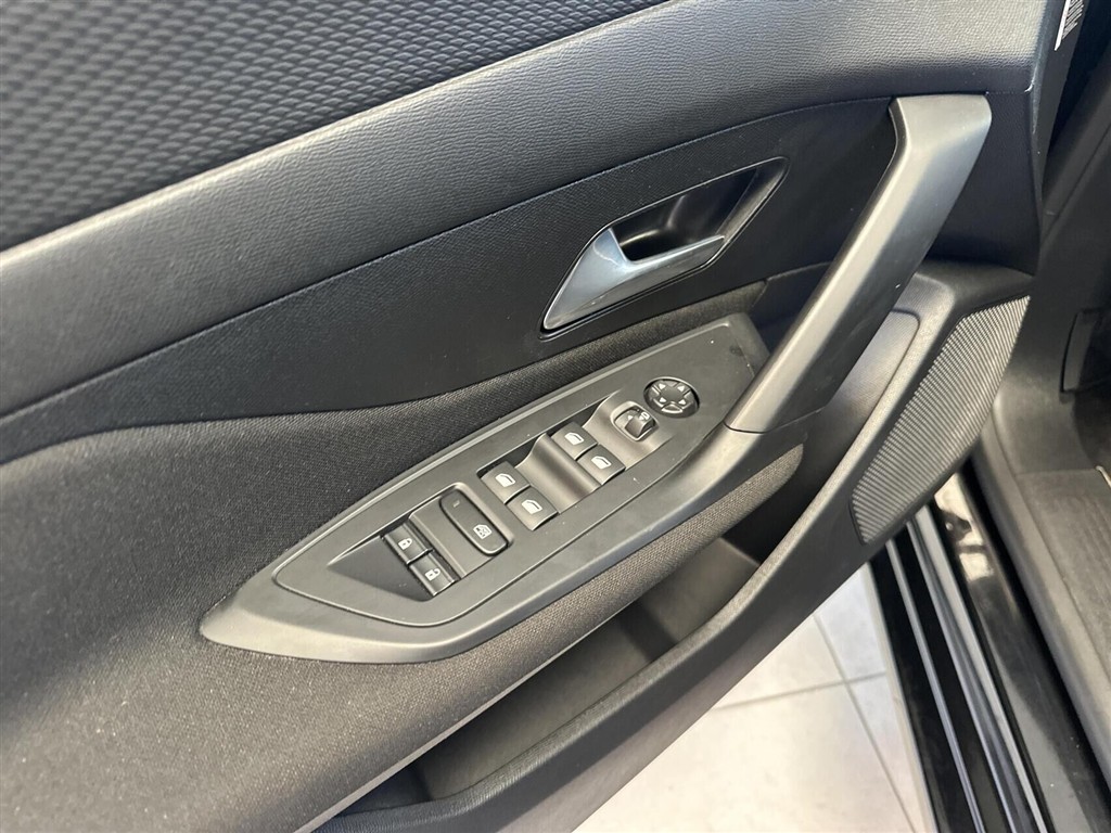 Peugeot e-308 SW EL Style 156HK Stc Aut. - Image 17