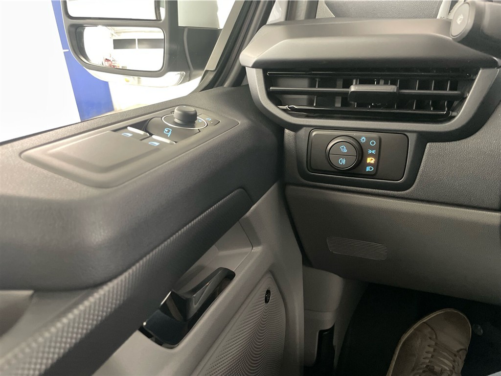 Ford E-Transit Custom 320 L1H1 EL Sport 218HK Van Aut. - Image 13