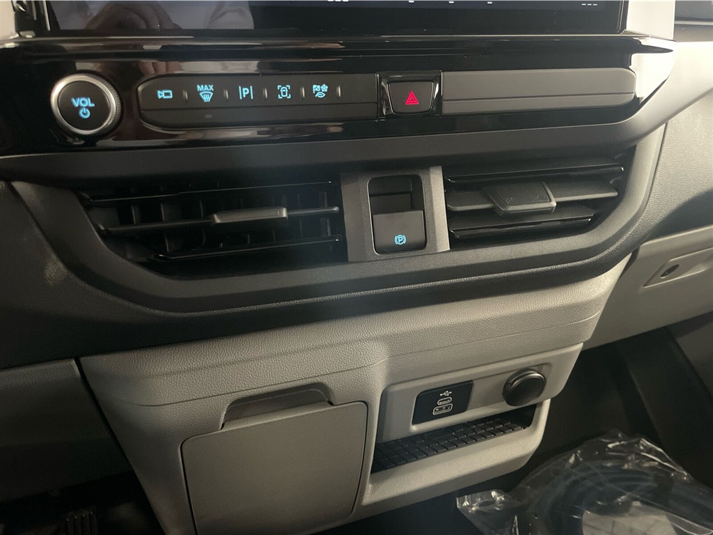 Ford E-Transit Custom 320 L1H1 EL Sport 218HK Van Aut. - Image 19