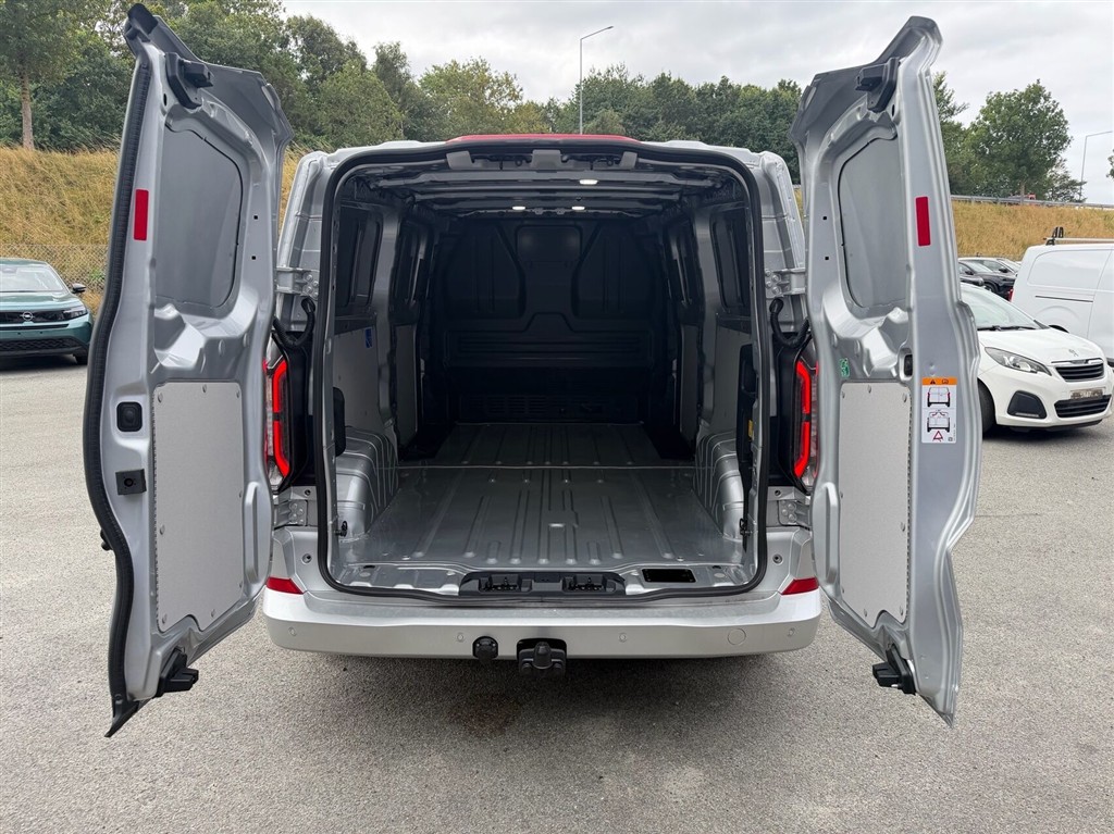 Ford E-Transit Custom 340 L2H1 EL Limited 218HK Van Aut. - Image 6
