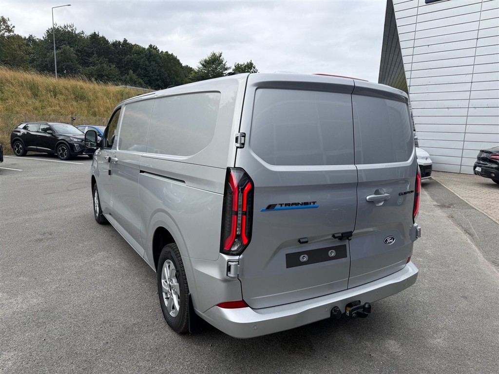 Ford E-Transit Custom 340 L2H1 EL Limited 218HK Van Aut. - Image 7