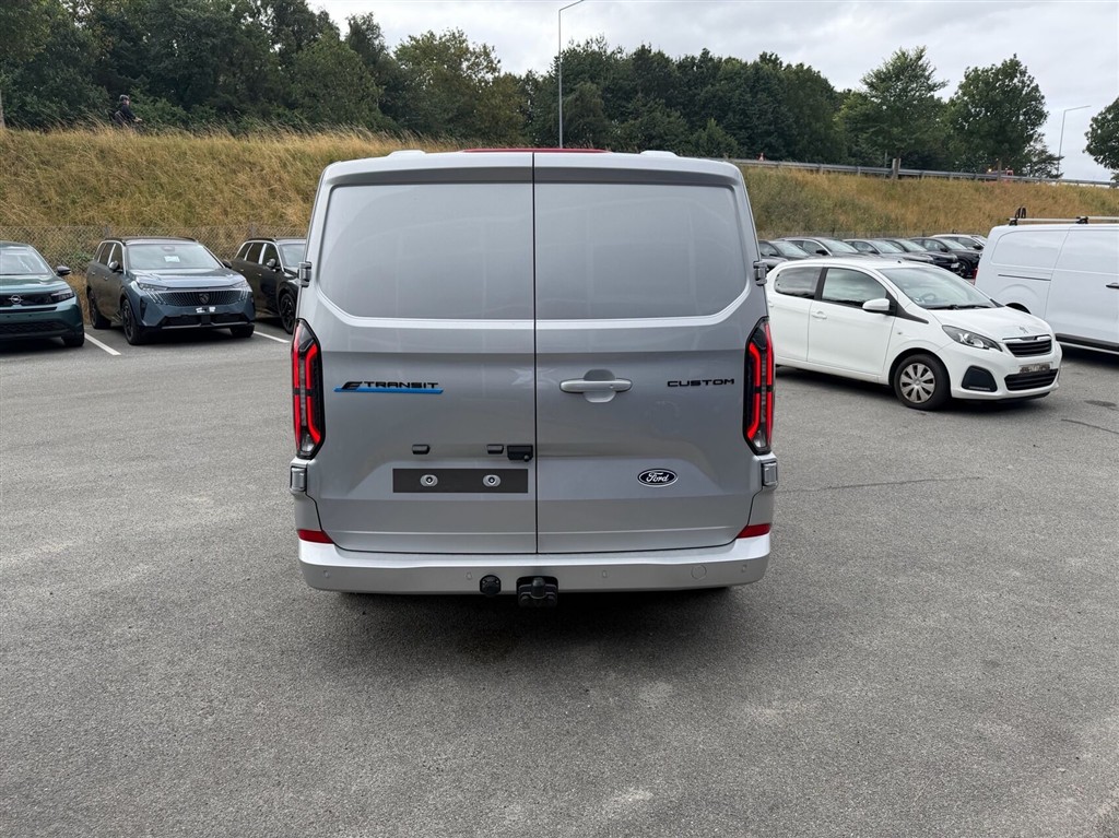 Ford E-Transit Custom 340 L2H1 EL Limited 218HK Van Aut. - Image 8