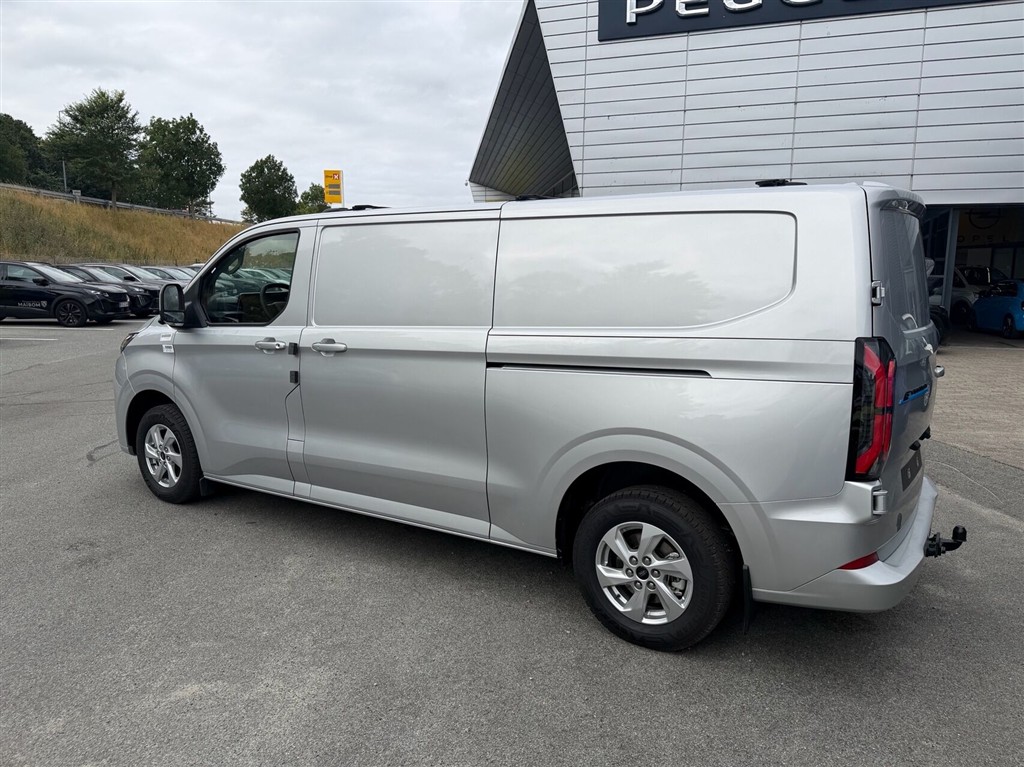 Ford E-Transit Custom 340 L2H1 EL Limited 218HK Van Aut. - Image 10