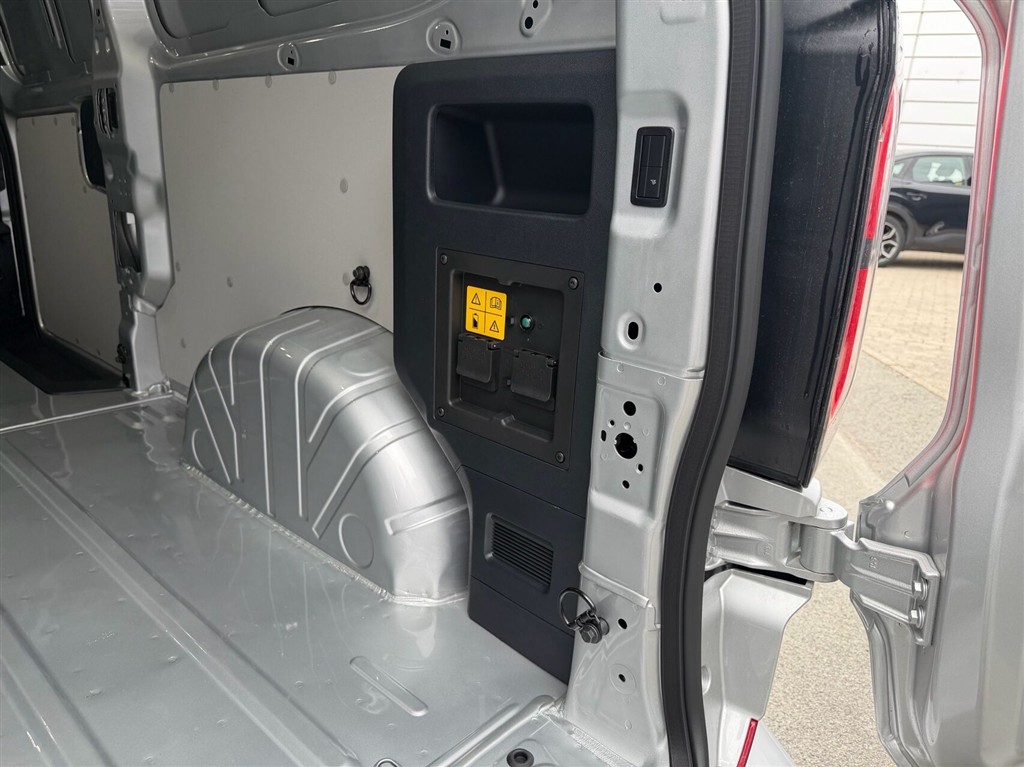 Ford E-Transit Custom 340 L2H1 EL Limited 218HK Van Aut. - Image 11