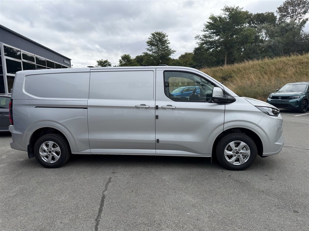 Ford E-Transit Custom 340 L2H1 EL Limited 218HK Van Aut. - Image 4