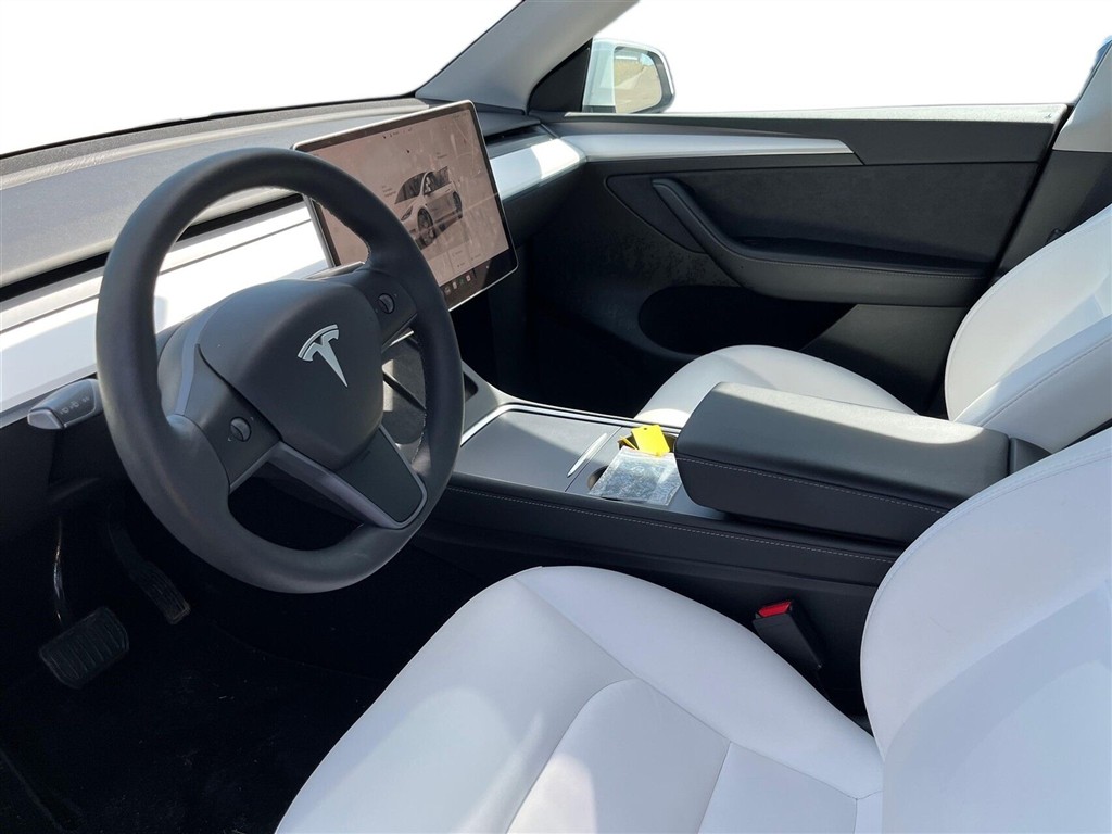 Tesla Model Y EL RWD 299HK 5d Aut. - Image 3