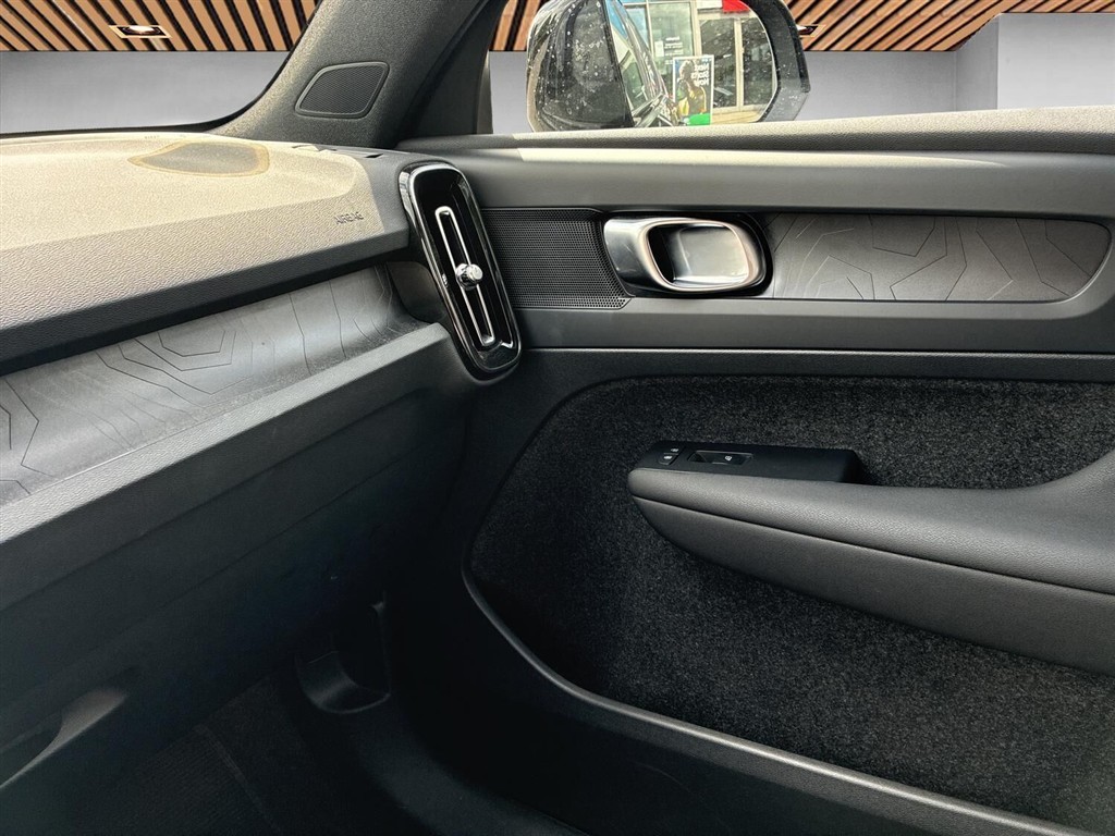 Volvo XC40 Recharge Extended Range Plus 252HK 5d Aut. - Image 17