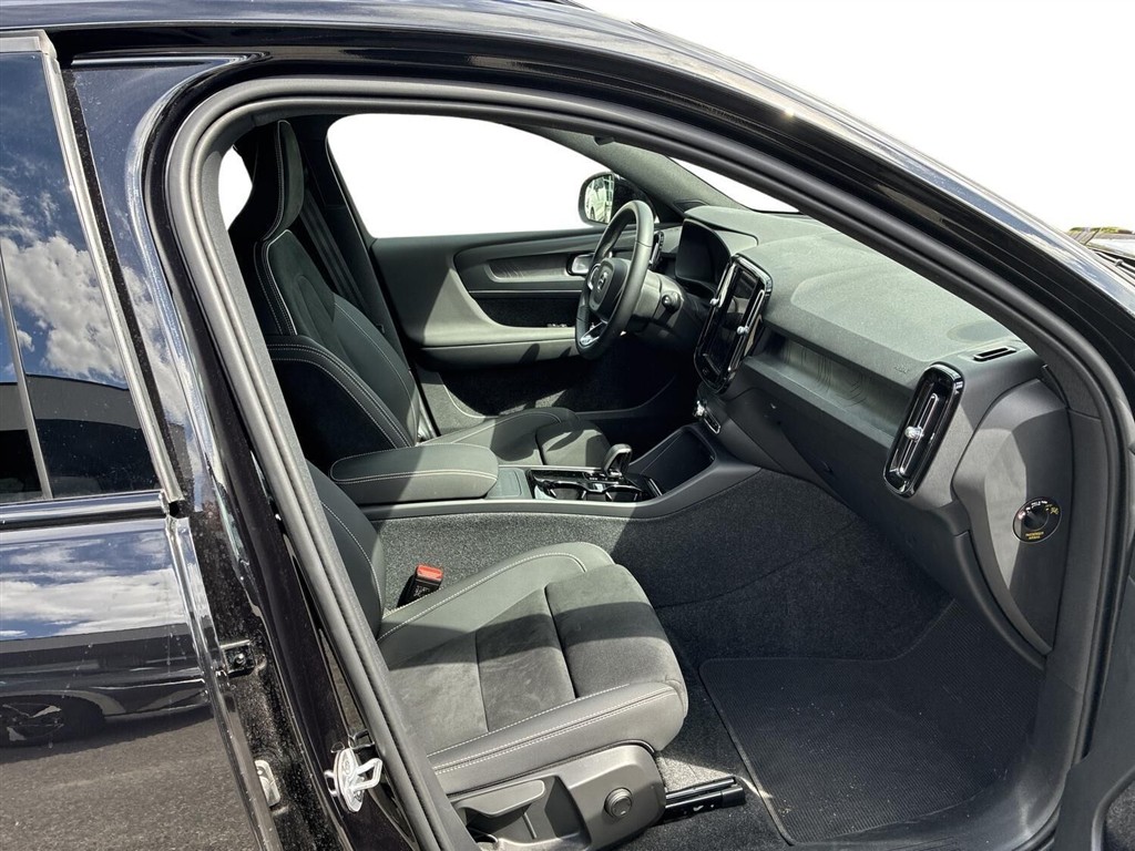 Volvo XC40 Recharge Extended Range Plus 252HK 5d Aut. - Image 5
