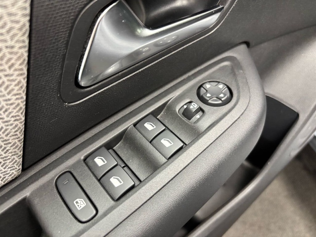 Citroën e-C4 X EL E-SERIES 156HK 5d Aut. - Image 10