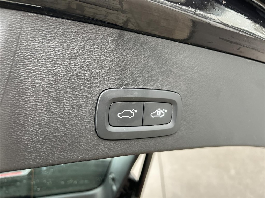Volvo XC40 Recharge Extended Range Plus 252HK 5d Aut. - Image 12