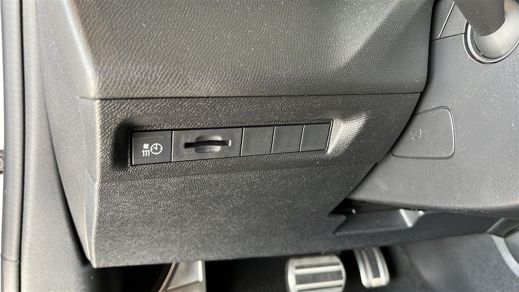 Peugeot e-308 EL First Edition 156HK 5d Aut. - Image 14