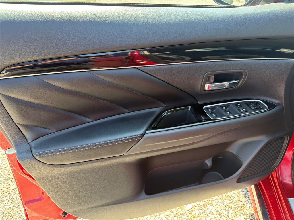 Mitsubishi Outlander 2,4 PHEV Plugin-hybrid Inform+ 4WD 224HK 5d 6g Trinl. Gear - Image 19