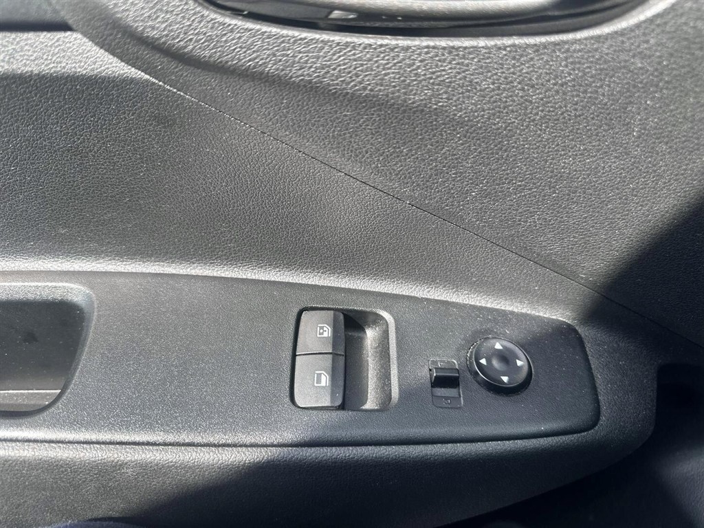 Hyundai i10 1,0 Essential 67HK 5d - Image 7