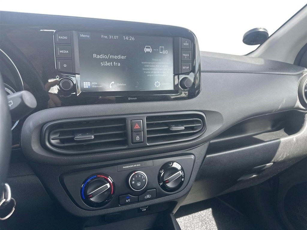 Hyundai i10 1,0 Essential 67HK 5d - Image 12