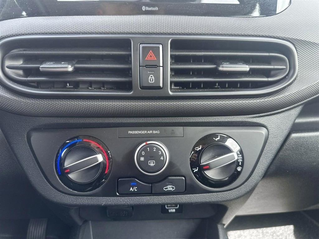 Hyundai i10 1,0 Essential 67HK 5d - Image 13