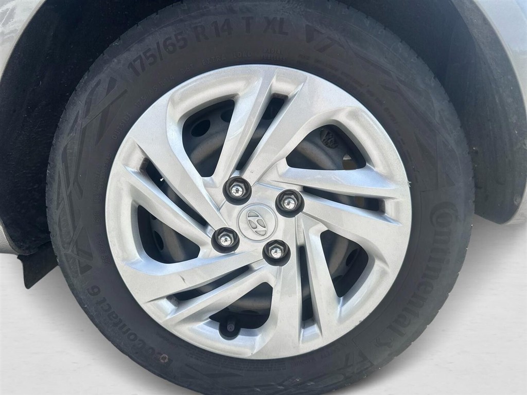 Hyundai i10 1,0 Essential 67HK 5d - Image 17
