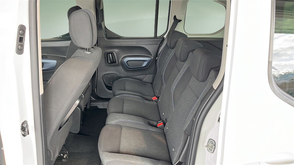 Peugeot e-Rifter L2 EL Allure Pack Family 136HK Aut. - Image 6