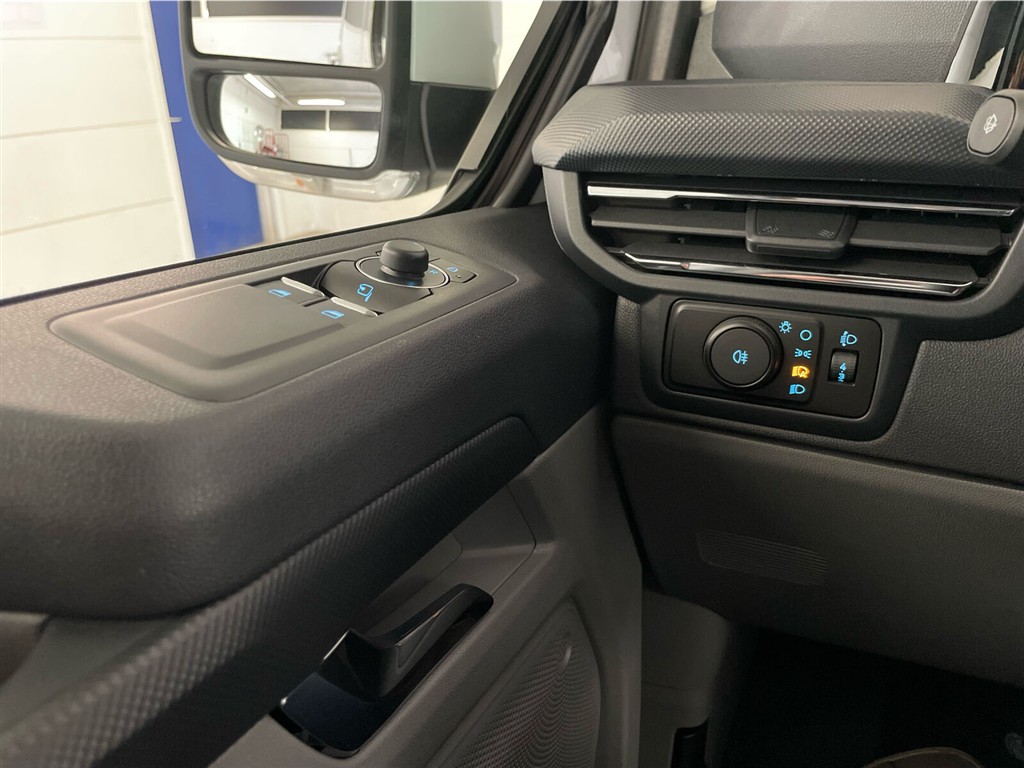 Ford E-Transit Custom 320 L1H1 EL Limited 218HK Van Aut. - Image 17