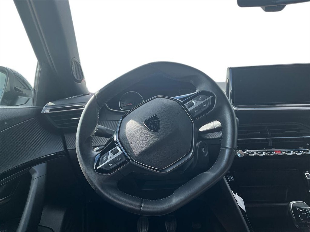 Peugeot 2008 1,2 PureTech Triumph 100HK 5d 6g - Image 17