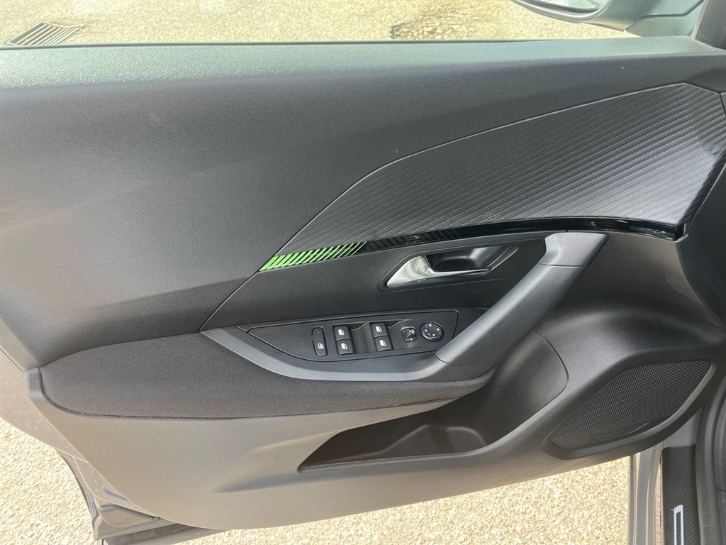 Peugeot 2008 1,2 PureTech Triumph 100HK 5d 6g - Image 18